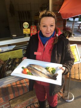 Frau mit einer Fischplatte