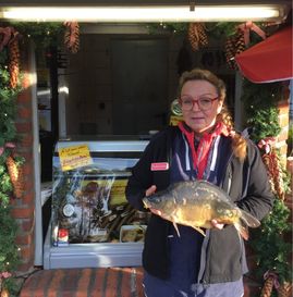 Frau mit einem Fisch